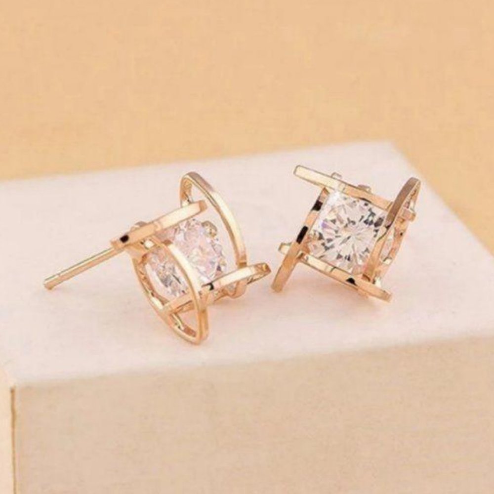 *NEW Gold 3D Solicatire Diamond Caged Studs - Picture 6 of 6